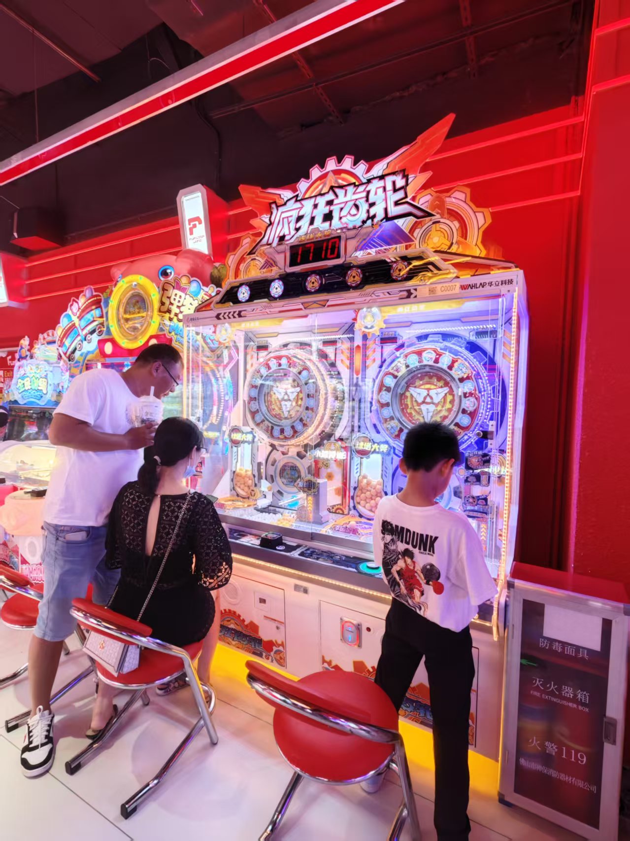 线下互动设备与玩家现场图