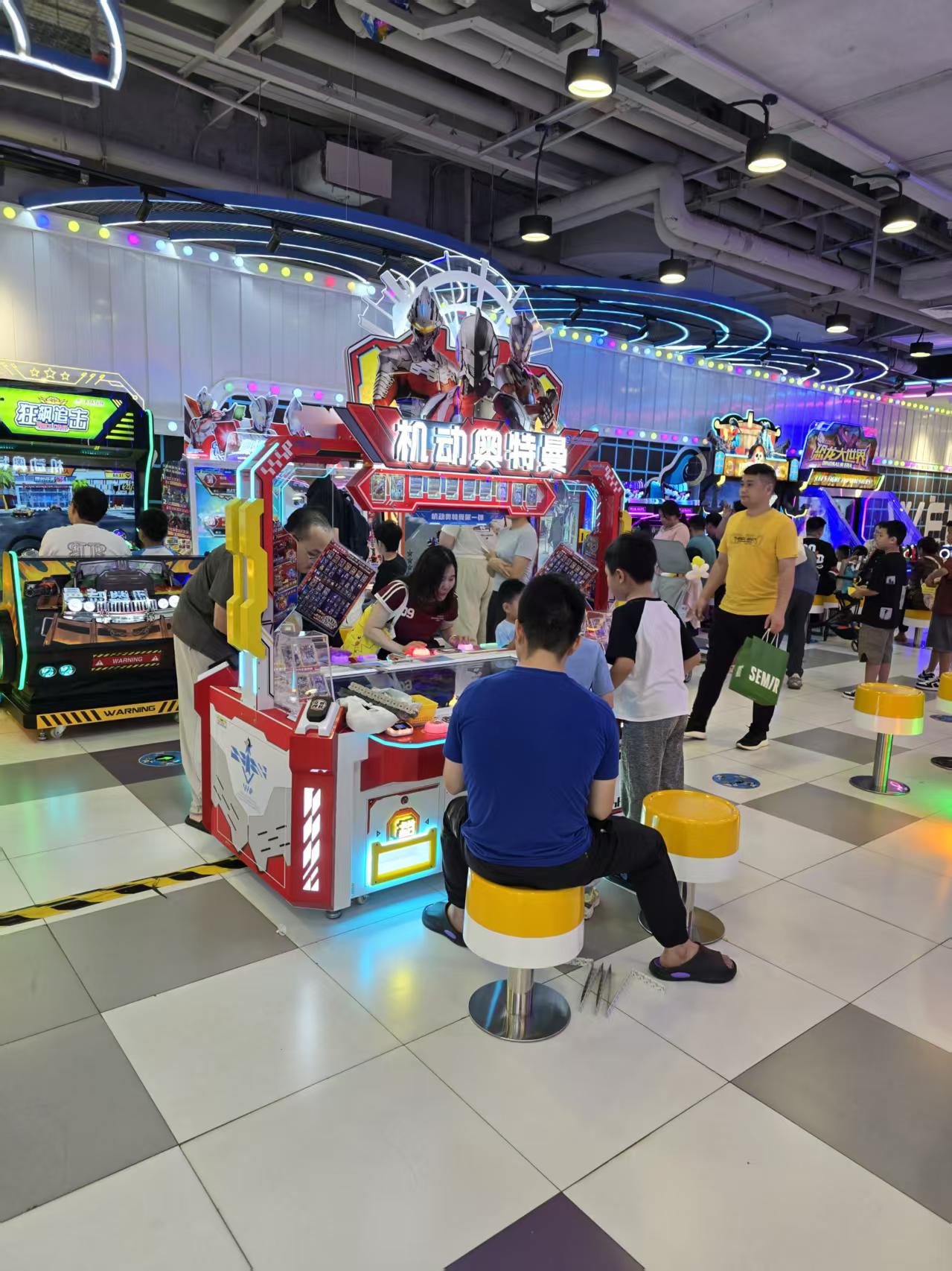 机动奥特曼主题设备在游艺场景中的全景图